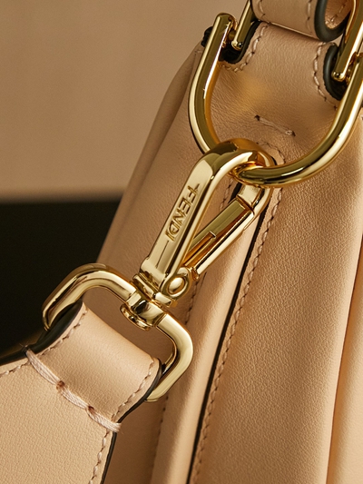 フェンディバッグ着用イメージ